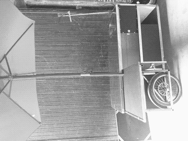 un parasol sur une remorque à vélo